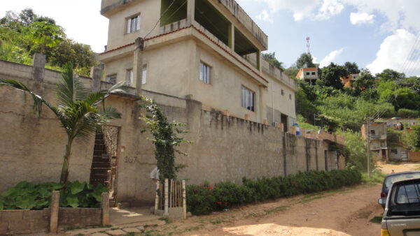 Sobrado com comados bem distribuídos, ótimo acabamento interno (Aceita Entrada) - Bairro Jd. São João - Francisco Morato -SP - Cód. 6499 - Image 2