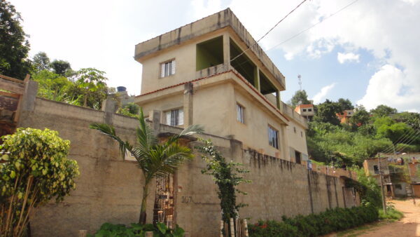 Sobrado com comados bem distribuídos, ótimo acabamento interno (Aceita Entrada) - Bairro Jd. São João - Francisco Morato -SP - Cód. 6499